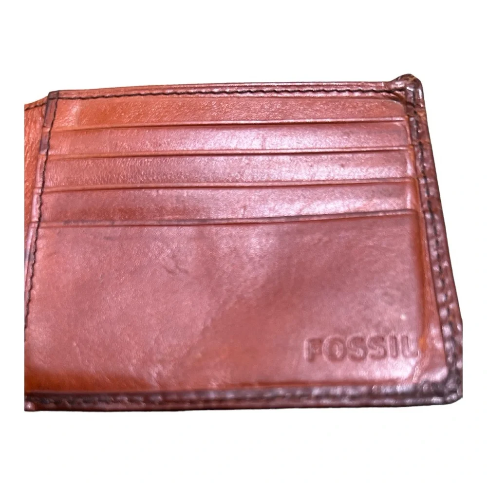 Fossil Men’s Leather Wallet.